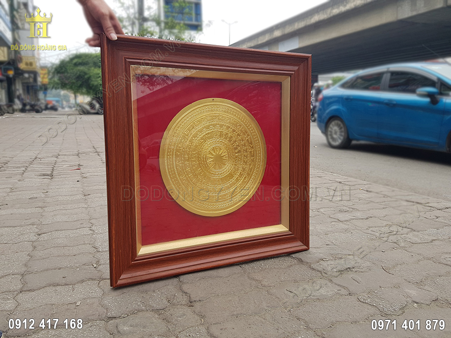 Khung bằng gỗ tự nhi&ecirc;n được phun phủ chống mối mọt v&ocirc; c&ugrave;ng chắc chắn